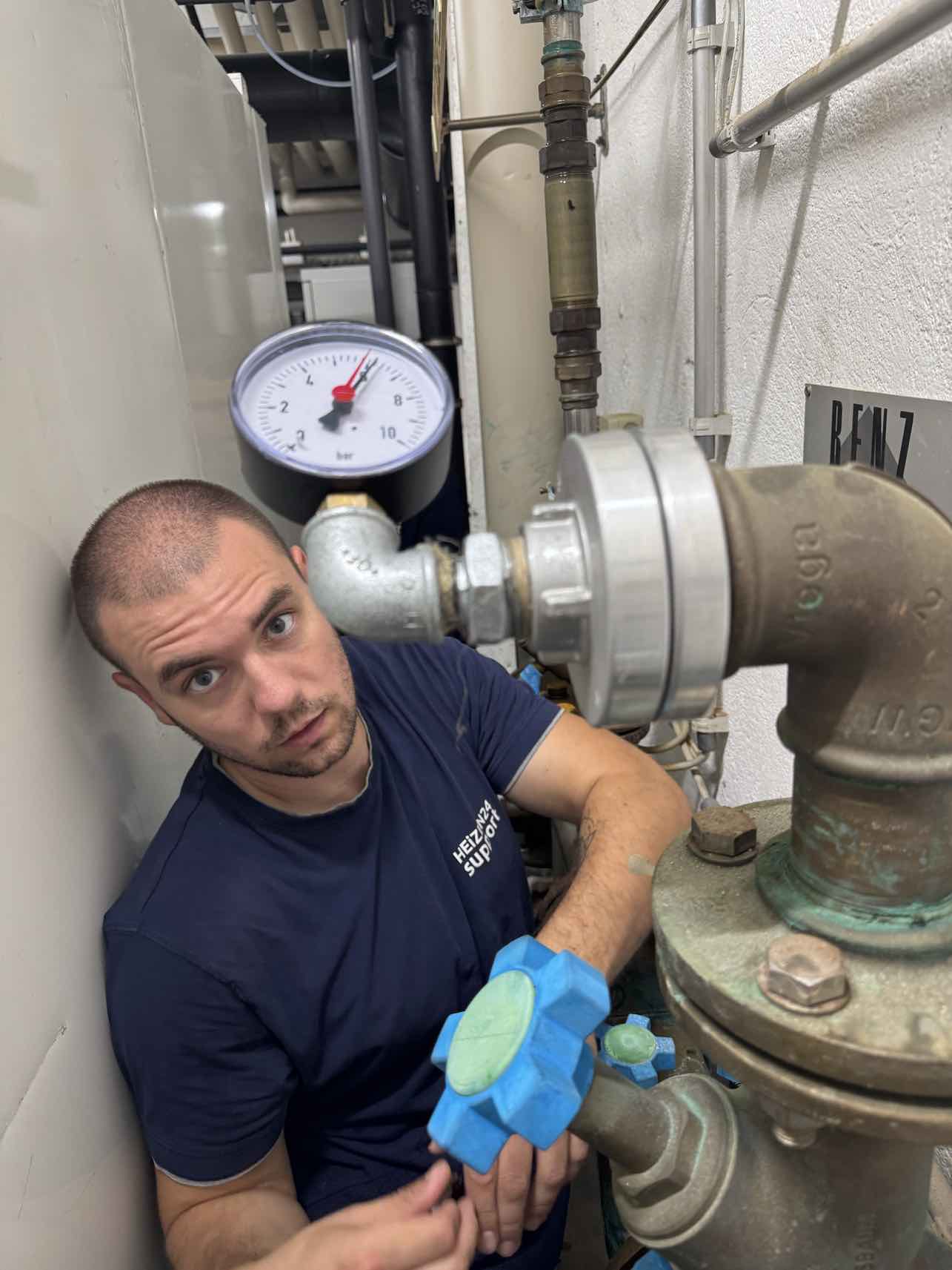 Heizen24 Techniker bei Reparaturarbeiten